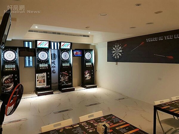 6.三樓的15坪空間,打造時下超夯「飛鏢吧」運動休閒區。