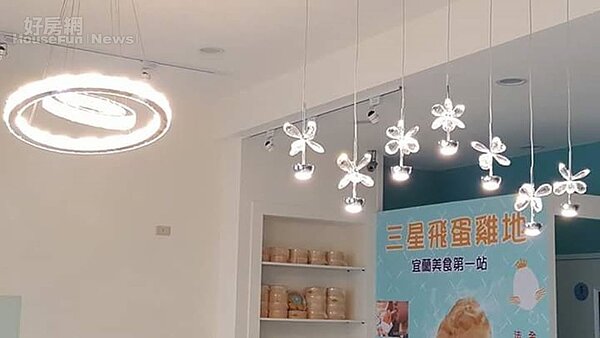 7.造型特殊的水晶燈是「飛蛋雞地」另一亮點。