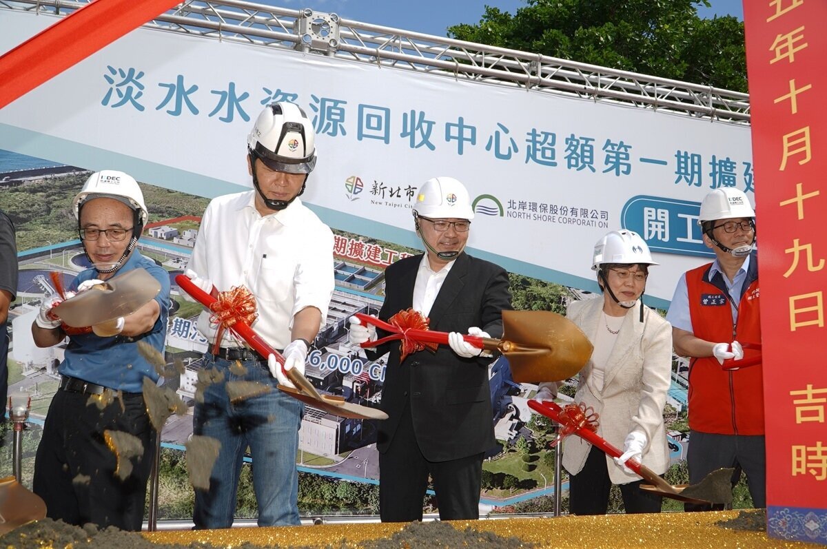 新北市長侯友宜主持淡水水資源回收中心擴建工程開工動土典禮,與貴賓及施工團隊祈求工程平安順利。圖/新北市政府提供