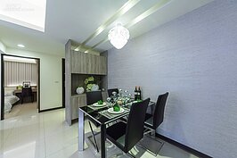 由餐廳另外一個角度可以看到鞋櫃另一面（收納櫃）以及第二間臥室。餐廳要簡約且好清理，很多人會採用金屬與玻璃材質的餐桌椅，缺點則是過於冷冽。這裡的餐廳吊燈是十分流行的紙燈，優點是有氛圍，缺點就是不好清理。