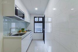 現在建案基本都已經有送廚具組，所要添購的大概就是符合尺寸的冰箱。要特別注意的是廚房油煙容易附著在牆面上，因此牆面所選擇的磁磚材質要容易清理不卡污為主。