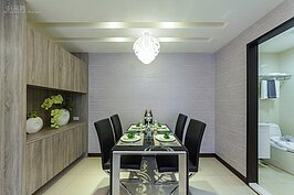 餐廳另一個角度，若真要做一個矮櫃或矮牆來遮蔽廁所的視線似乎也沒多大空間可以使用。