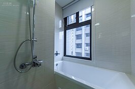 可淋浴也可泡澡的浴室，在寒冷的冬季是最佳的享受。