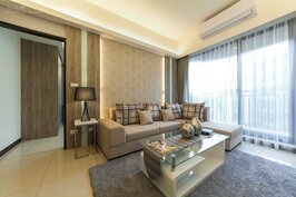 客廳用沙帘可以降低鄰居看到室內活動的清晰度，也可將引入的室外光線柔化。