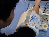 壓力太大　年輕人低薪又高血壓