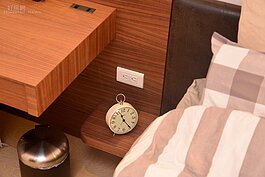 兩邊都設有置物架，不管放置鬧鐘、手機等都很方便