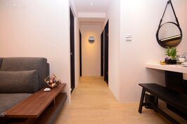 客廳、廊道、房間都採用木製地板，增加家庭溫暖舒適的感覺