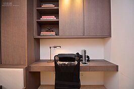 書桌上方設置儲物櫃