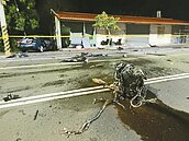 轎車撞進民宅　撞死打地鋪老爸