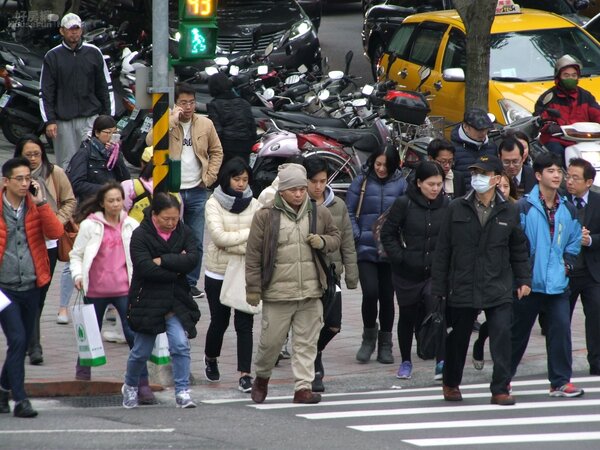 寒流來襲，路上行人與機車騎士都把自己包的跟粽子一樣。（好房網News記者張聖奕╱攝影）