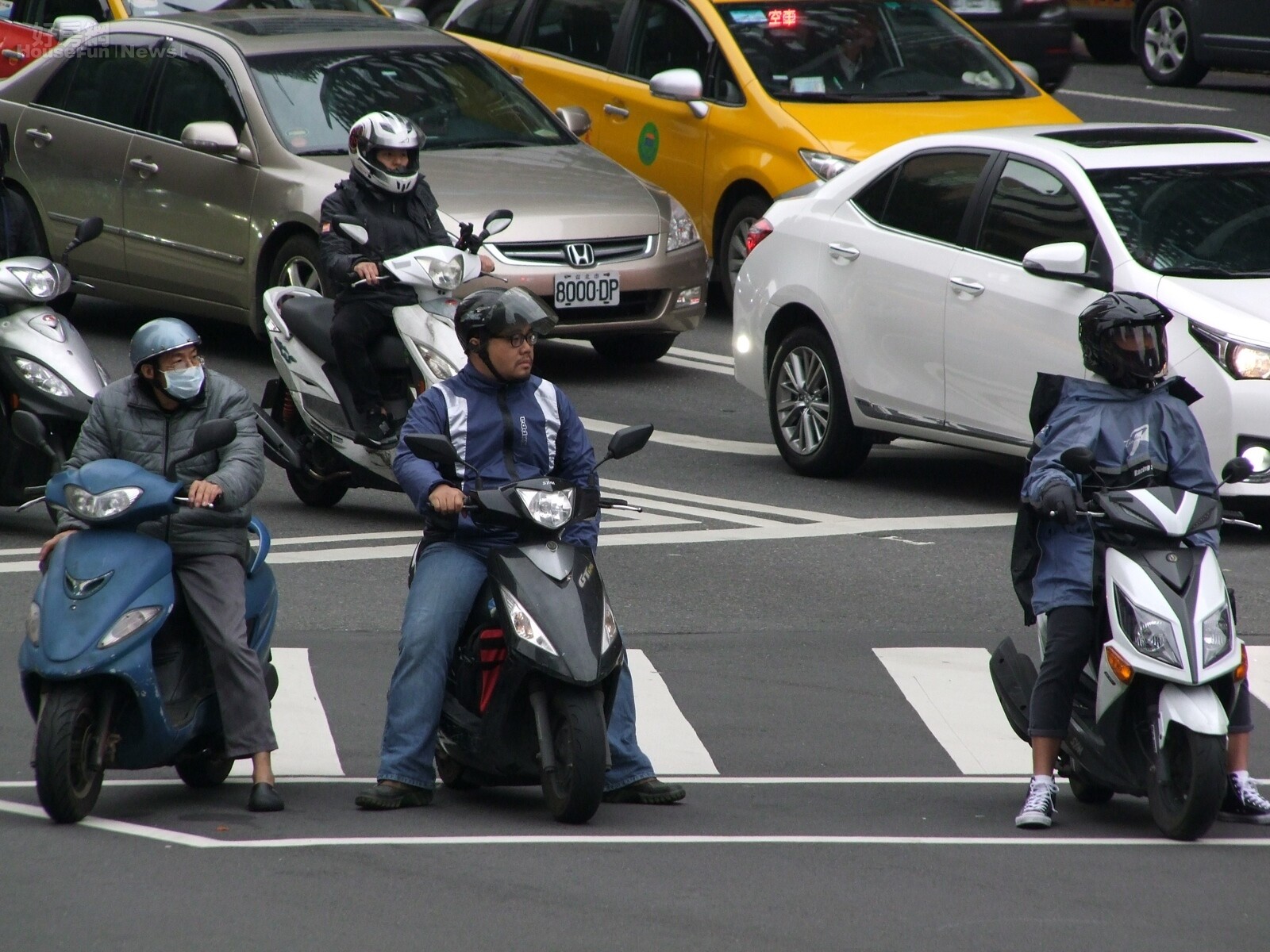 寒流來襲，路上行人與機車騎士都把自己包的跟粽子一樣。（好房網News記者張聖奕╱攝影）