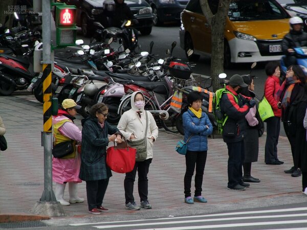 寒流來襲，路上行人與機車騎士都把自己包的跟粽子一樣。（好房網News記者張聖奕╱攝影）