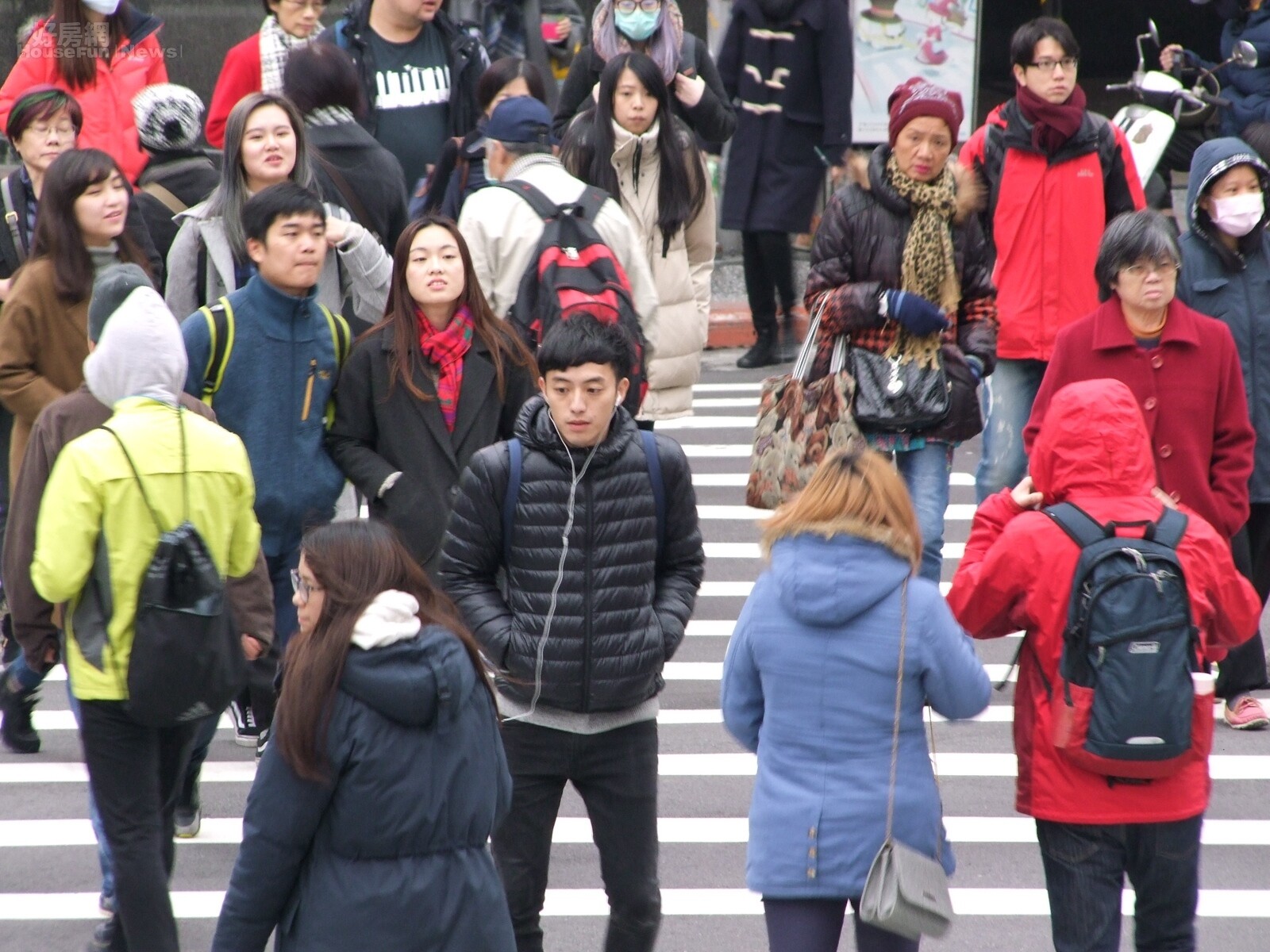 寒流來襲,路上行人與機車騎士都把自己包的跟粽子一樣。(好房網News記者張聖奕╱攝影)