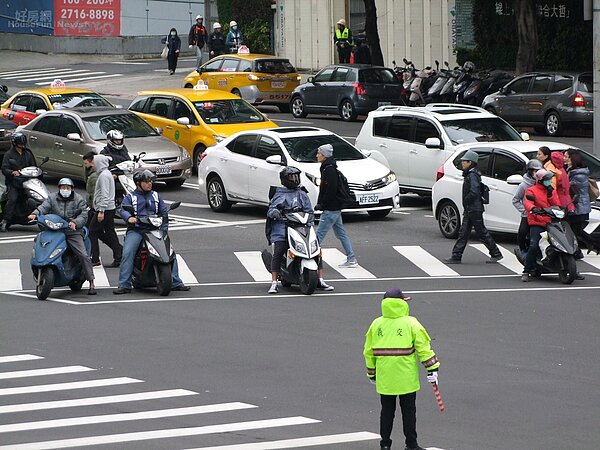 寒流來襲,路上行人與機車騎士都把自己包的跟粽子一樣。(好房網News記者張聖奕╱攝影)