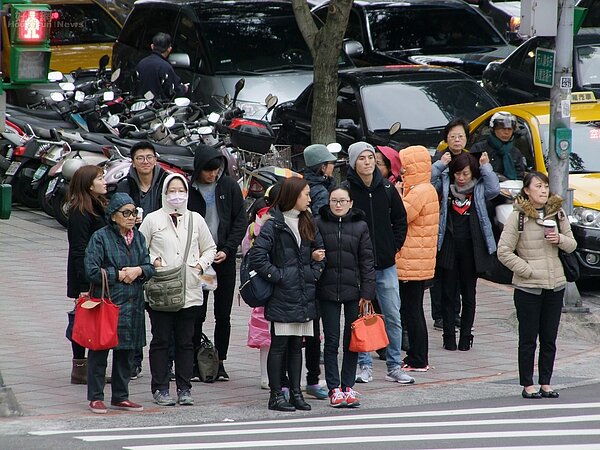 寒流來襲,路上行人與機車騎士都把自己包的跟粽子一樣。(好房網News記者張聖奕╱攝影)