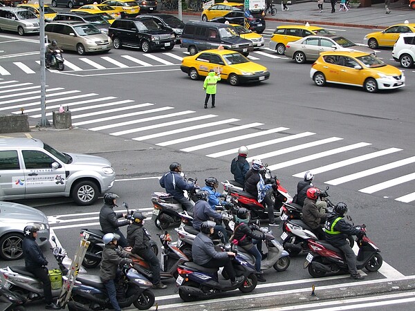 高雄市不少民眾騎車未依規定兩段式左轉，出現所謂「高雄式左轉」（示意圖／好房網News記者張聖奕）