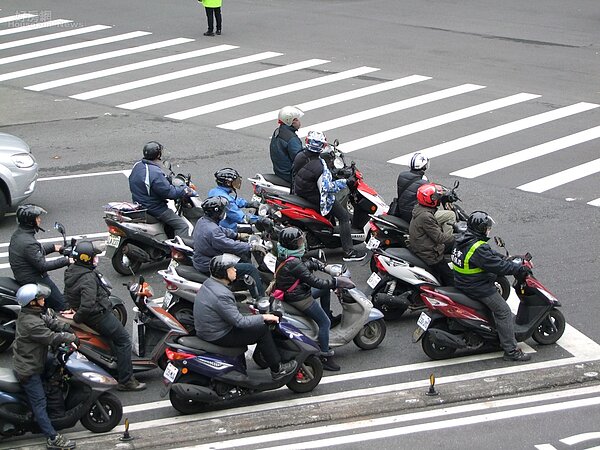 寒流來襲，路上行人與機車騎士都把自己包的跟粽子一樣。（好房網News記者張聖奕╱攝影）