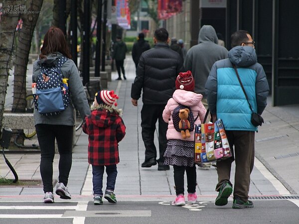 寒流來襲，路上行人與機車騎士都把自己包的跟粽子一樣。（好房網News記者張聖奕╱攝影）