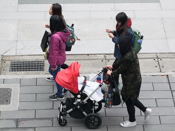 寒流來襲，路上行人與機車騎士都把自己包的跟粽子一樣。（好房網News記者張聖奕╱攝影）