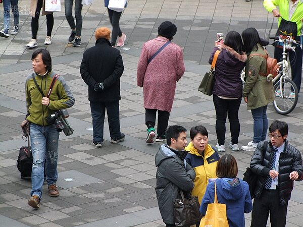 寒流來襲，路上行人與機車騎士都把自己包的跟粽子一樣。（好房網News記者張聖奕╱攝影）