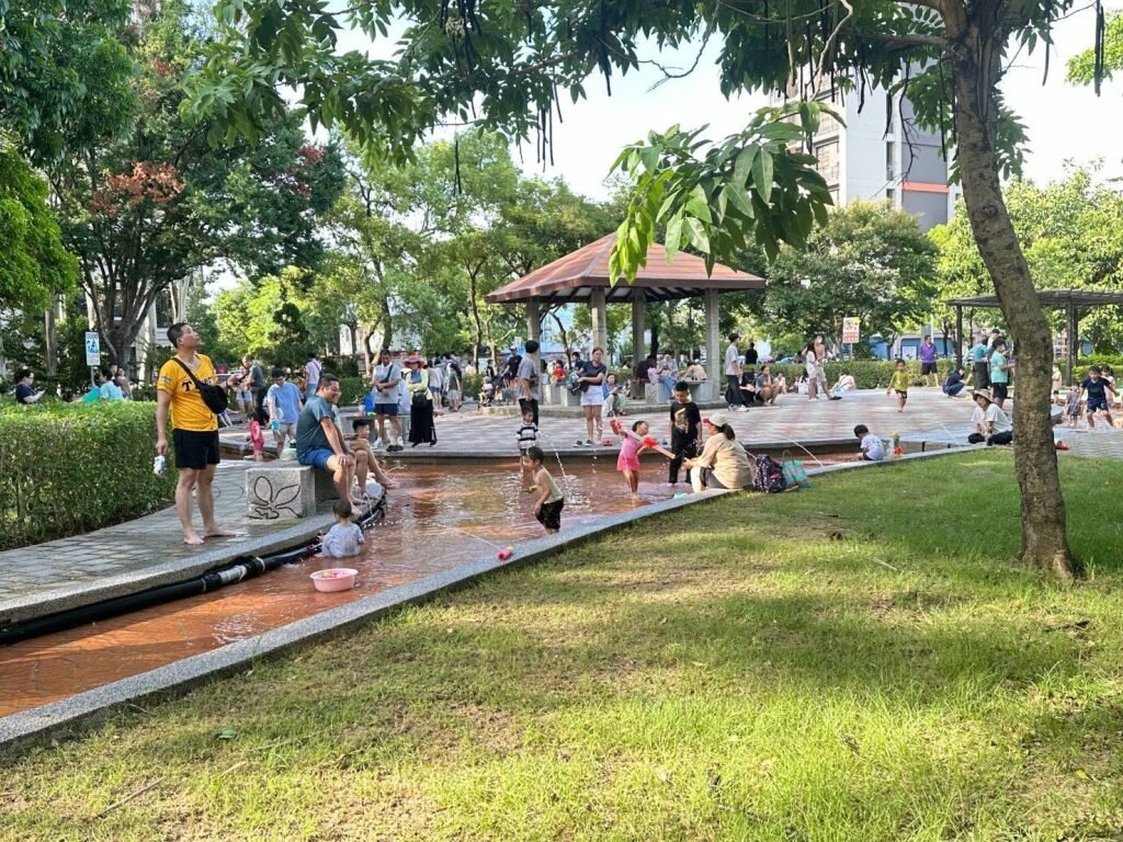 公園綠地與親子休閒空間,是部分家庭型購屋族的選屋考量;圖為頭份運動公園水漾步道。圖/臉書@頭份市公所-緣頭小份
