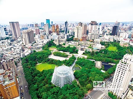 
占地廣大的科博館，因擁大綠覆空間，周遭豪宅環繞，是台中早期豪宅聚落，近年發展成媲美「台北敦化仁愛商圈」，吸引包括北部上市建商在此首推建案。圖／王妙琴
 