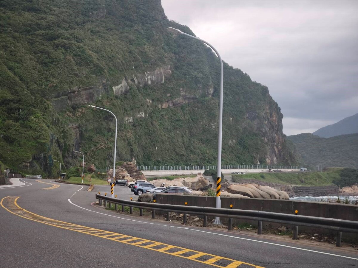 台2線沿海彎道段完成LED路燈汰換與設置,大幅提升路面照明均勻度與視覺能見度,維護夜間用路人行車安全。圖/新北市政府提供