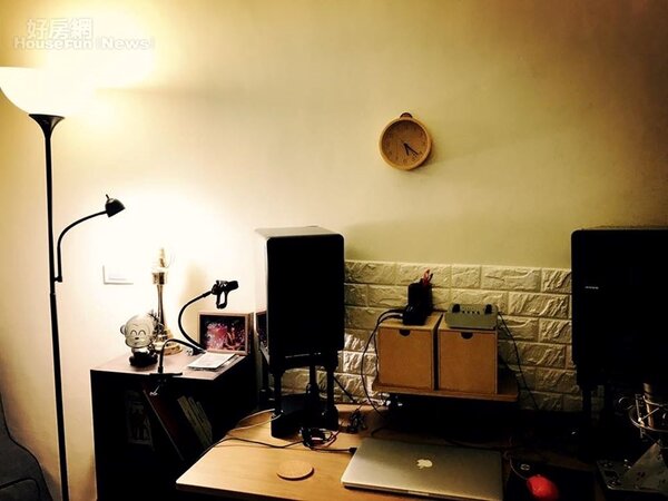 3.	小鷹窩兼做錄音工作室，是個小小的生產帶。

