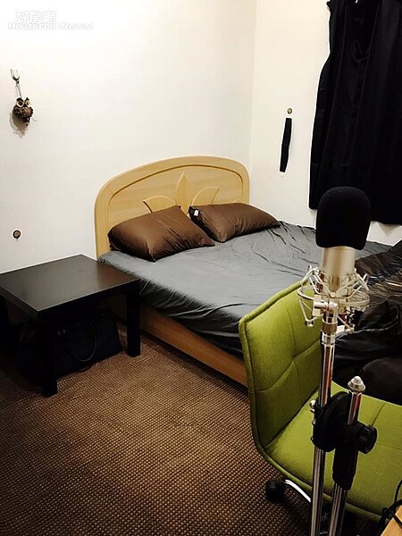 7. 臥房簡單乾淨,牆上的貓頭鷹吊飾象徵「小鷹」。