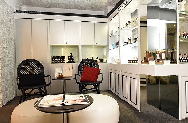 6.試香體驗區的經典白櫃體,也極具時尚感。