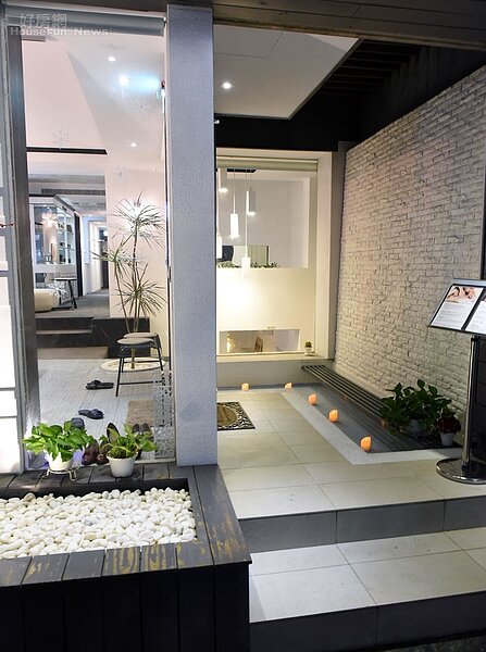 3.入口處有著庭園造景,還特地將精油結合在設計中。