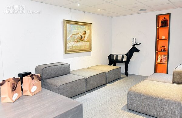 8.休憩區寬敞舒適,角落有如麋鹿的桌子相當特別。