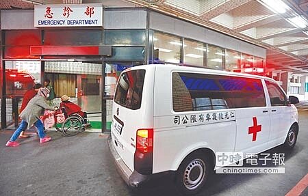 
凍未條←入冬最強寒流報到，受低溫影響心血管疾病患者比平日增加了約２成，圖為患者送入急診室的狀況。（張鎧乙攝）
 