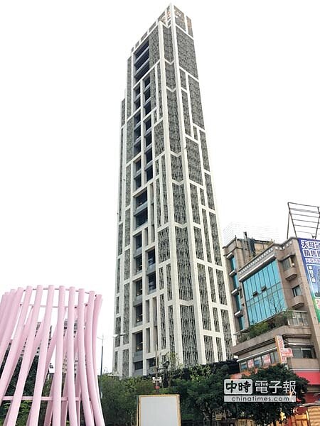 台北市最高的摩天住宅大樓-天母「華固天鑄」,最新實價登錄資訊顯示,21樓已創下每坪171.8萬元的區域「天價」。圖文/蔡惠芳