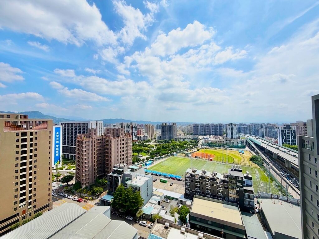 「廍子重劃區」以平均48.7 坪奪下熱門生活圈的「坪數王」。寬闊道路與公園綠地,吸引重視居住環境的自住買盤。圖/永慶房產集團提供