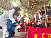 保福宮擲筊　千人搶重機