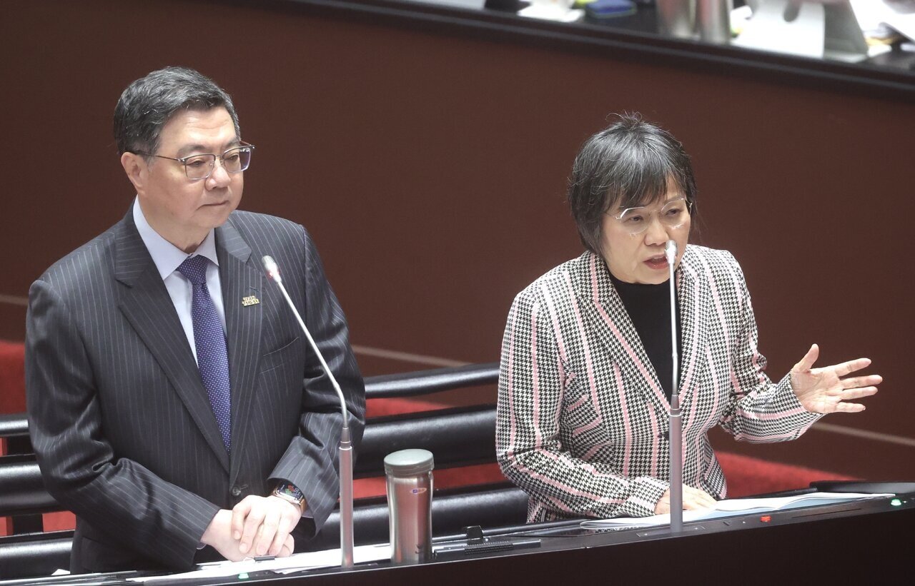 行政院長卓榮泰(左)和內政部長劉世芳(右)在立法院答詢。記者曾吉松/攝影