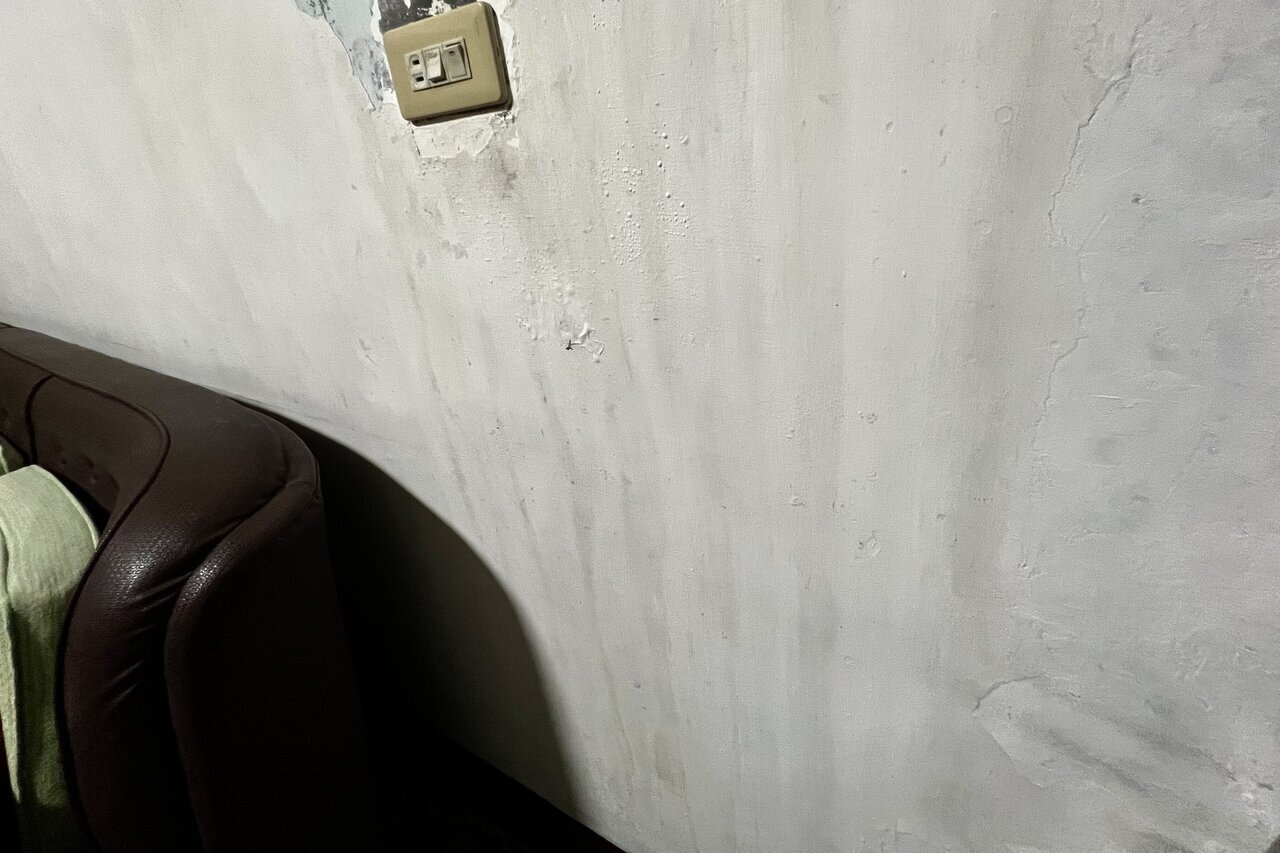 王女購買桃園某大樓近28年中古屋,交屋後發現有多處漏水痕,室內近八成地磚空心,怒告原屋主求償70萬餘元並要求房仲退還仲介費,桃園地院扣除折舊,判原屋主需退還修繕漏水、地磚等費用41萬餘元。示意圖非新聞事件。記者陳恩惠/攝影