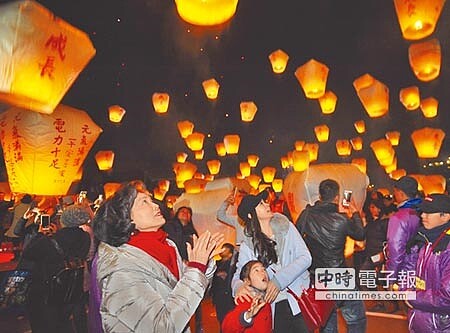 
寒流來襲不減民眾鬧元宵、放天燈祈福的熱情。（季志翔攝）
 