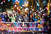 台北燈節封街遊行　西門町湧進上萬人