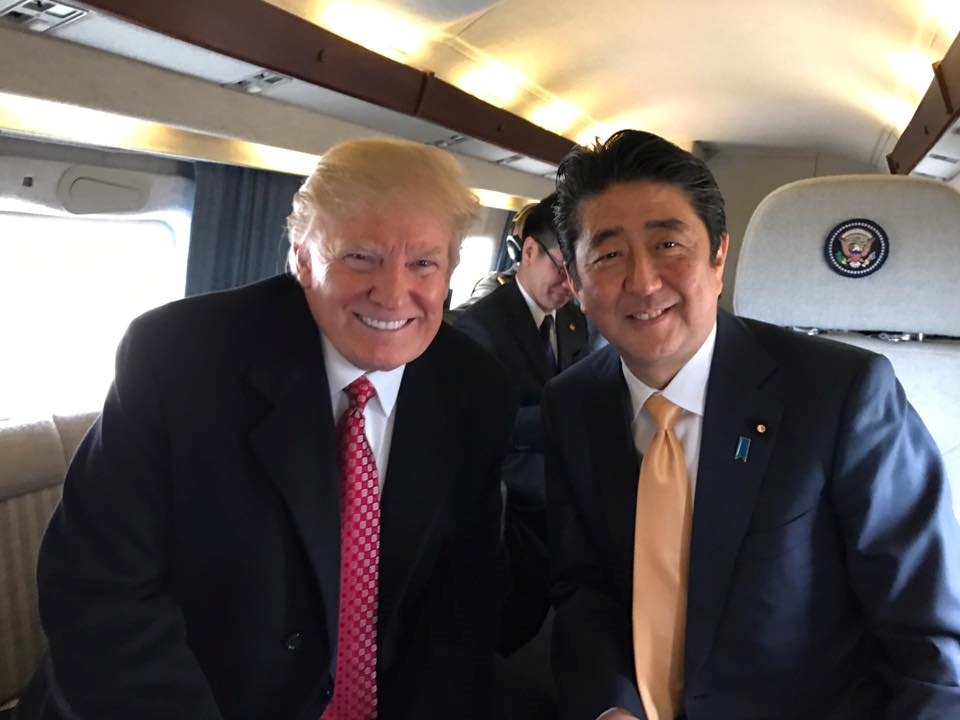 美國總統川普與日本首相安倍晉三合影。（圖擷取自川普臉書）