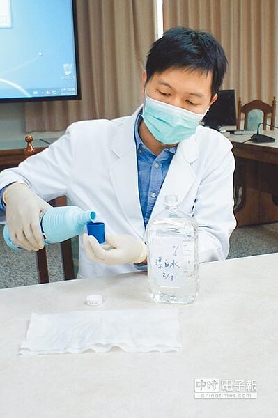 醫師呼籲一旦家中有人出現病毒性腸胃炎症狀，一定要加強環境消毒，宜採含氯漂白水稀釋做消毒。（馮惠宜攝） 