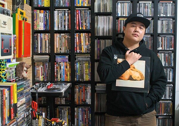 1.不但是專業黑膠DJ，VICAR本身也是黑膠收藏達人，在僅17坪的工作室裡，竟收藏了上萬片黑膠唱片！

