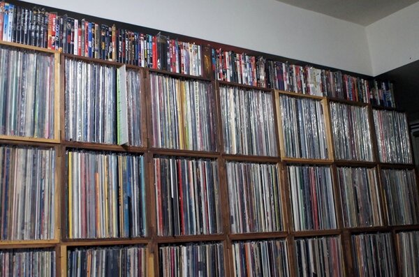 2.為了收納超過一萬張黑膠唱片，他還特地請師傅訂作特殊方型櫃子來收藏。
