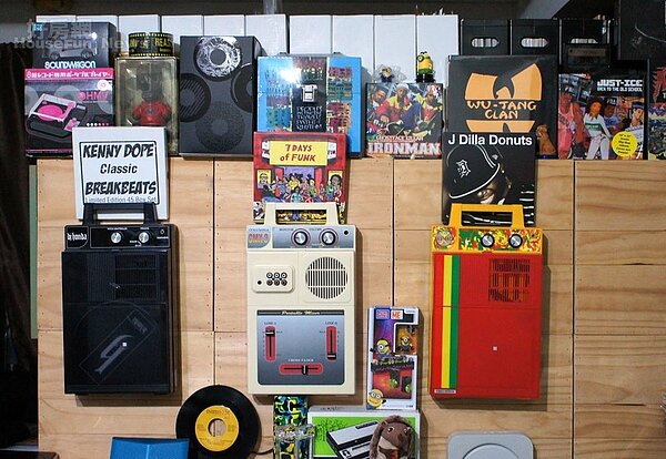 4-5.不光是黑膠唱片，VICAR也喜歡到網拍或市集挖寶，買些DVD、老唱盤、CD Player…等老東西。