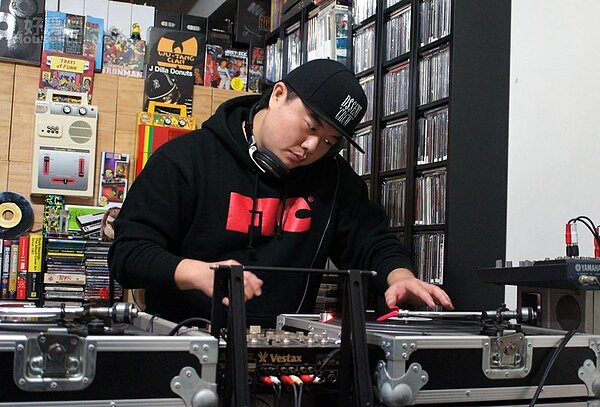 
6.身為專業DJ，家裡當然也擺了一套DJ設備，採訪當天VICAR也小試身手放了一段。
