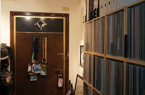 7.雖然牆壁沒裝吸音棉，不過VICAR刻意用唱片櫃把聲音隔住，喇叭也特地擺在裡頭，盡量讓聲音集中在角落，不用怕會吵到鄰居。
