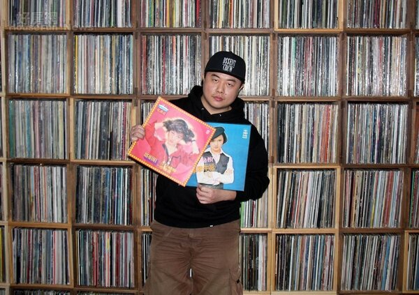8. VICAR拿著兩張黑膠唱片在唱片牆擺出超酷pose，據他說手中這兩張是超級稀有的。
