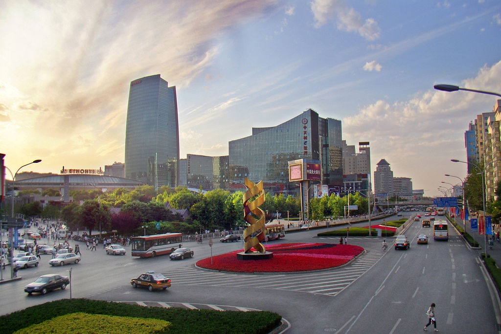 北京是最受歡迎的目的地之一，圖為北京中關村廣場。（維基百科／作者Charlie fong）