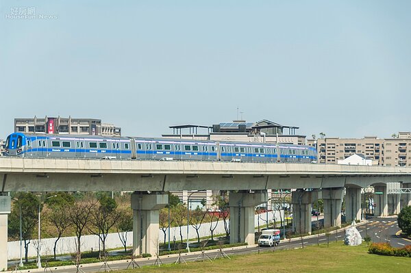 機捷日前通車,不少民眾都趁機試乘。(好房網News記者張聖奕/攝影)